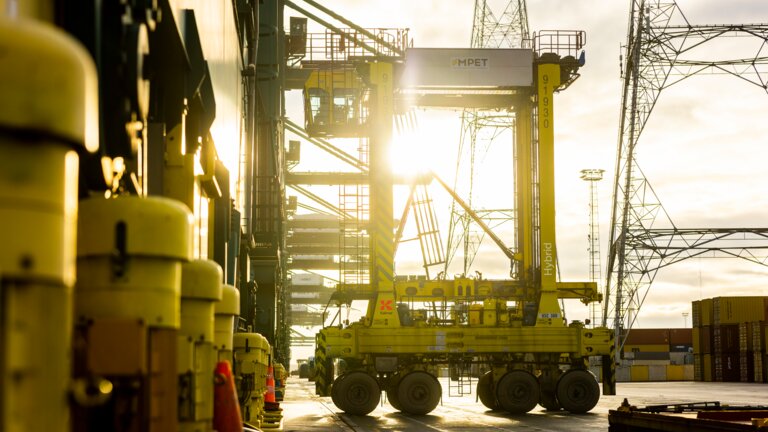 Straddle Carrier híbrida Kalmar